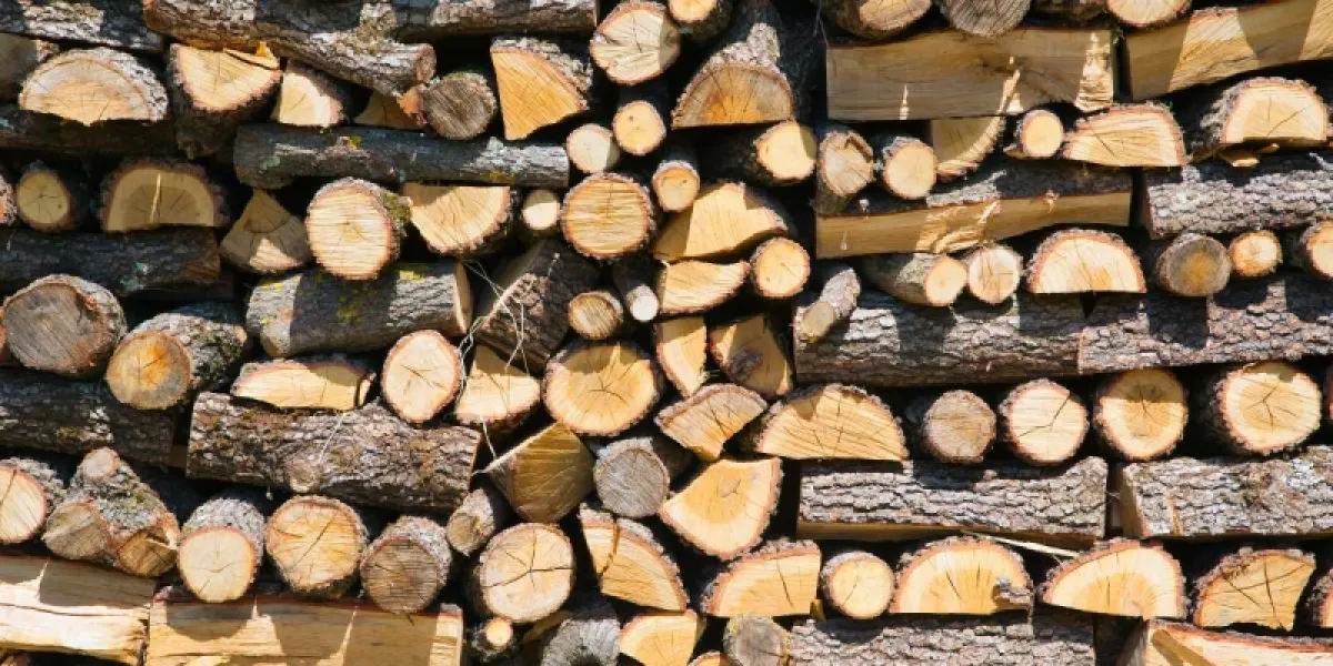 Quand et comment couvrir le bois de chauffage ?