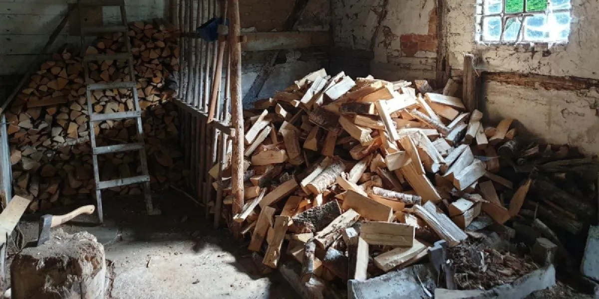 4 erreurs de stockage du bois de chauffage à éviter