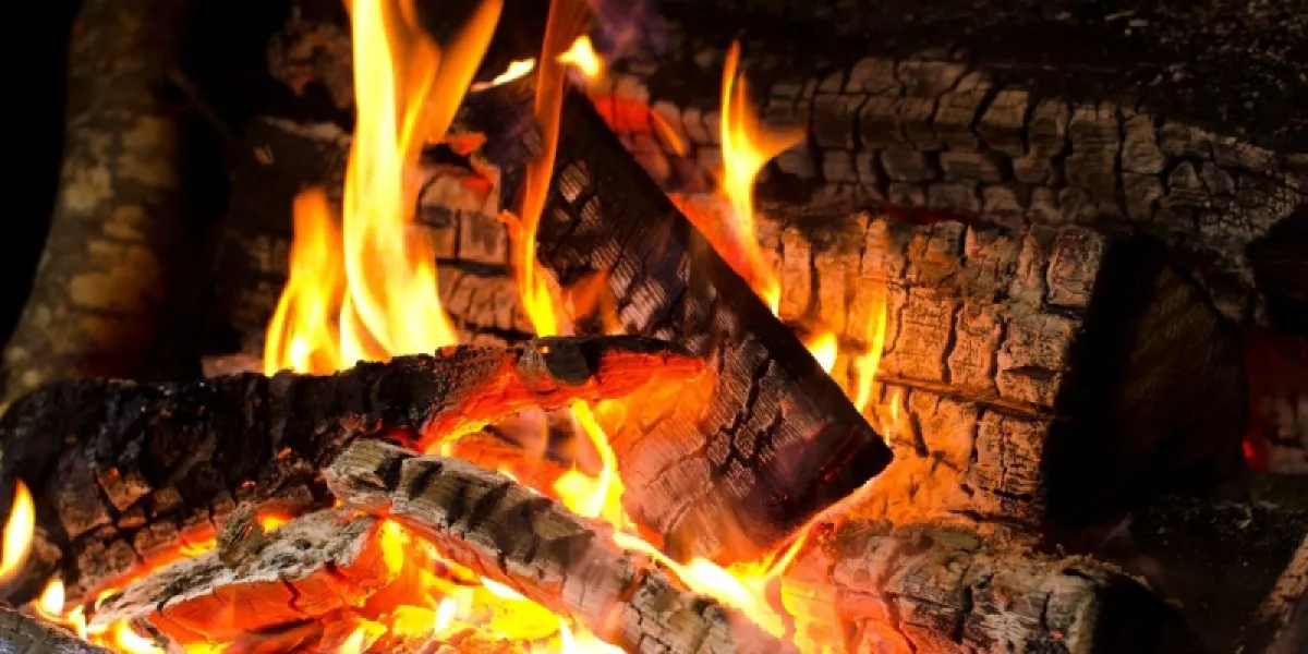 L’humidité des bûches influence la combustion !