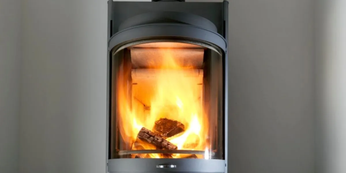 Mon poêle à bois qui fume (même porte fermée) : Causes et solutions
