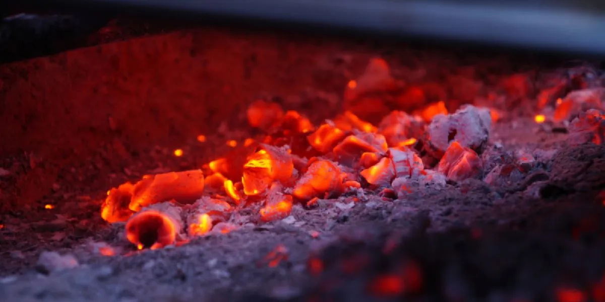 Comment faire de la braise avec du bois ? Notre méthode et nos astuces